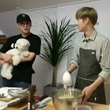 EXO スホ、セフンの「V LIVE +」にサプライズ登場“ファンたちのためにケーキを作っている”