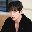 CNBLUE ジョン・ヨンファ、新ドラマ「テバク不動産」スチールカットを公開…プールでくつろぐ退魔詐欺師