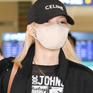 【PHOTO】BLACKPINK リサ、フランスでのスケジュールを終え韓国に到着…笑顔で挨拶（動画あり）