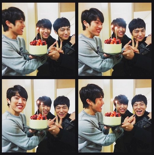 Infinite エル ソンヨルとウヒョンのクランクアップをお祝い ケーキを持って仲良くポーズ Kstyle