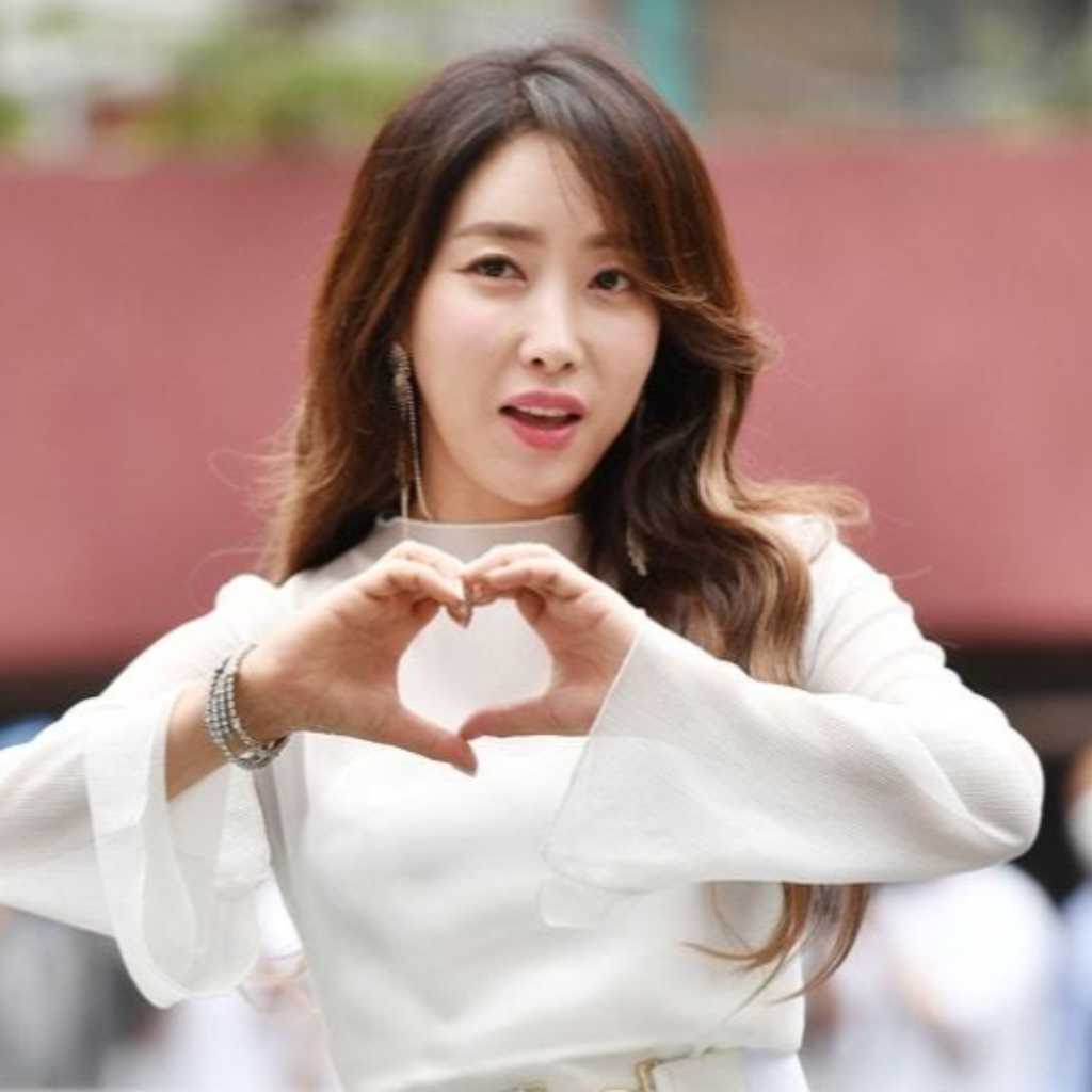 エレベーター内でキス？トロット歌手スクヘン、不倫騒動を謝罪…出演中の番組から降板