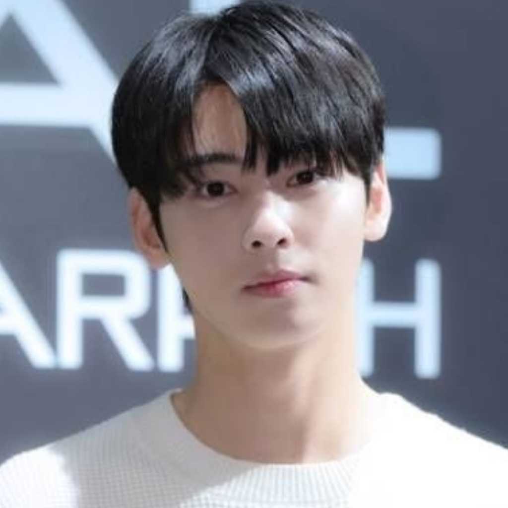 ASTRO チャウヌ、カチューシャ姿でお茶目な変顔も!?軍隊の仲間たちと撮った写真が話題に