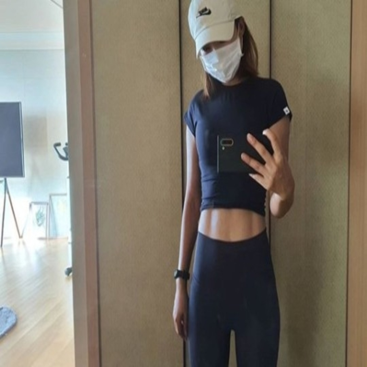 オ ナミ 見事に鍛え上げられた腹筋を公開 鶏の胸肉を毎日食べているけれど チキンが食べたい Kstyle