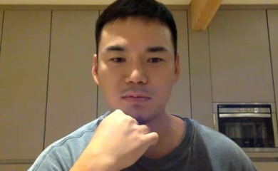 “昨年結婚”歌手イ・ジョン、腎臓がんの診断を受けたことが明らかに…手術後の近況を報告
