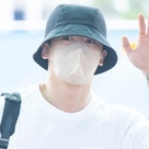 【PHOTO】ウォノ、ファンミーティングのためタイへ出国…爽やかな白Tシャツ姿（動画あり）