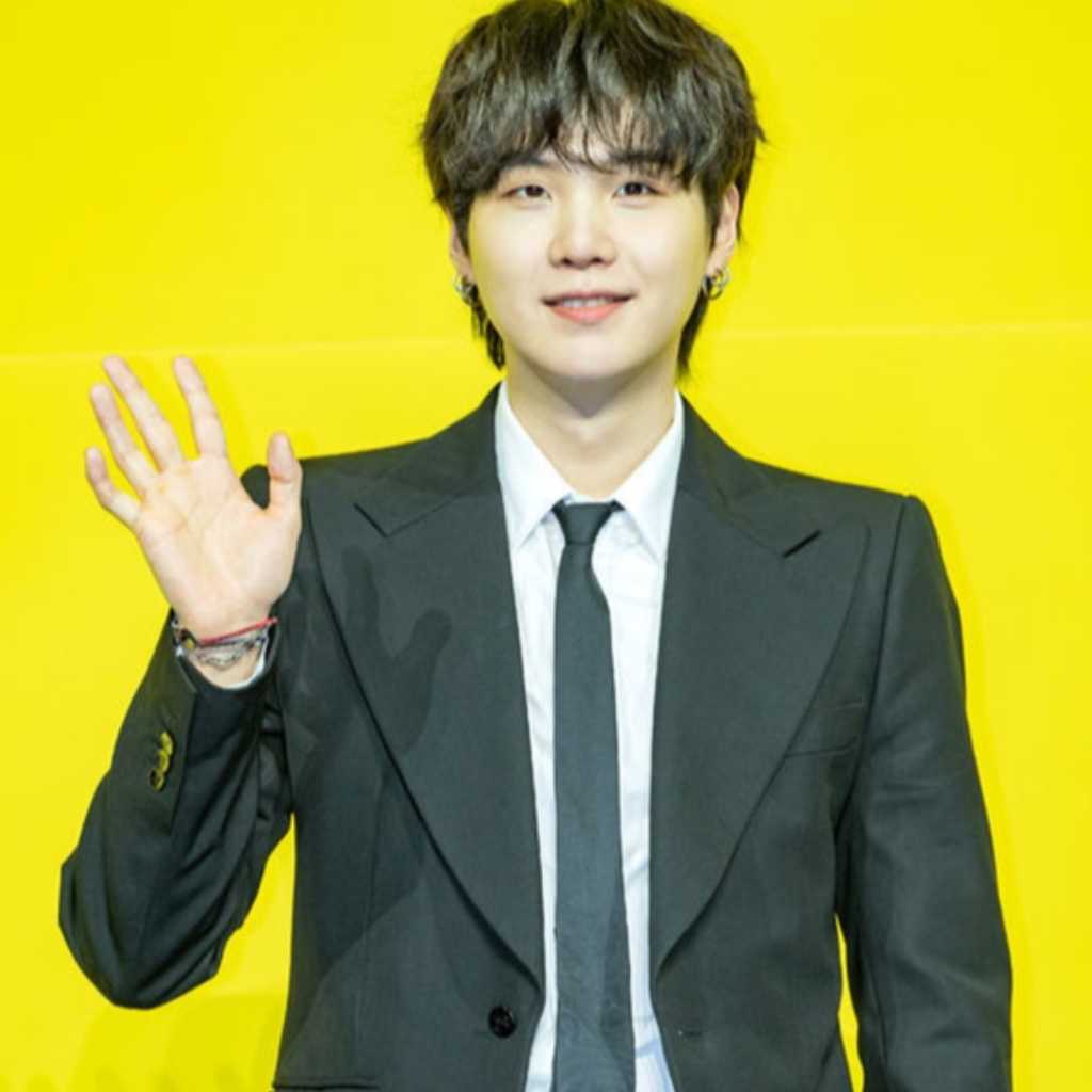 BTSのSUGA、2年ぶりのSNS更新！撮影現場でギターを演奏…オフショットが話題