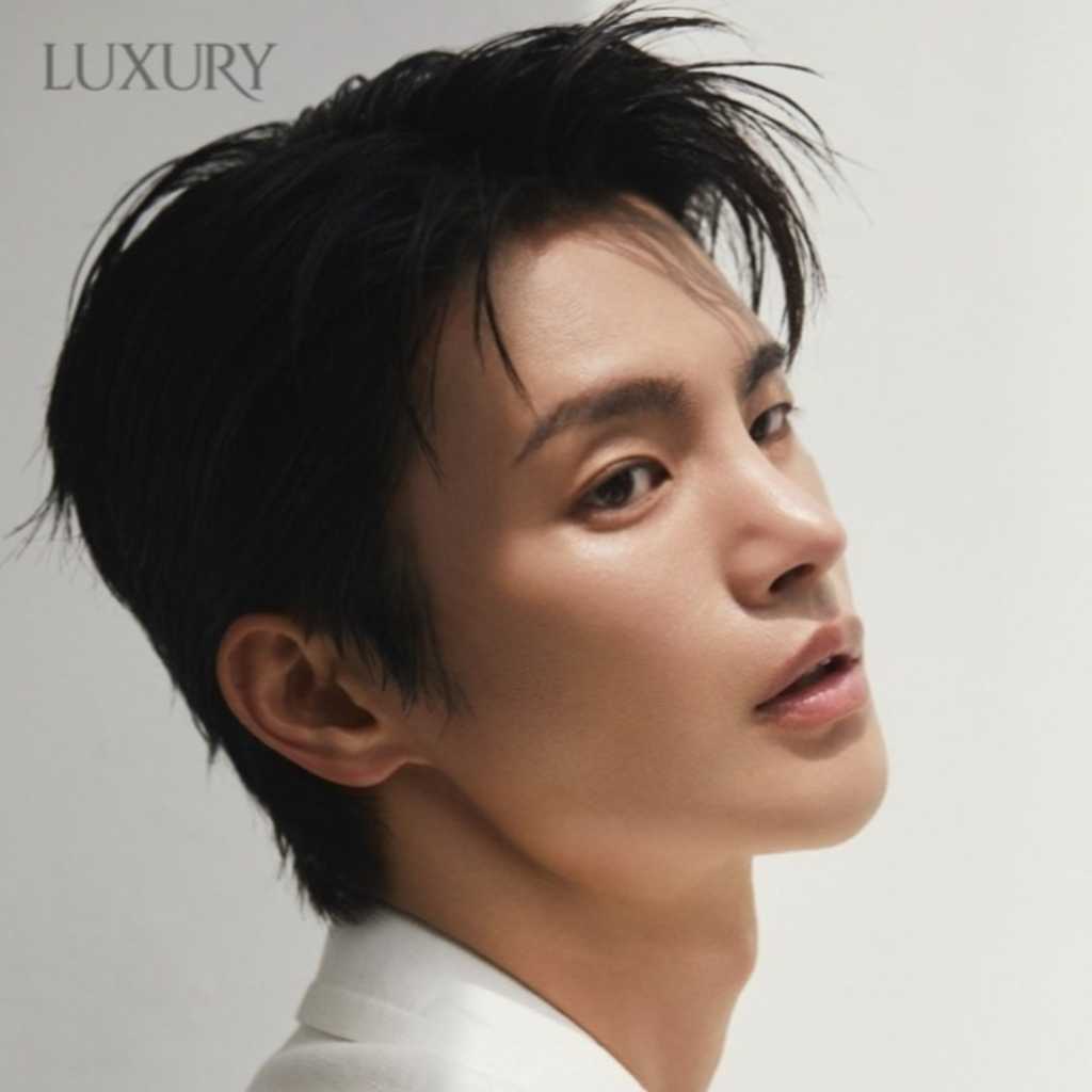 ソ・イングク「LUXURY」8月号のグラビア撮影で現場を圧倒…大人の男性の魅力を見せつける