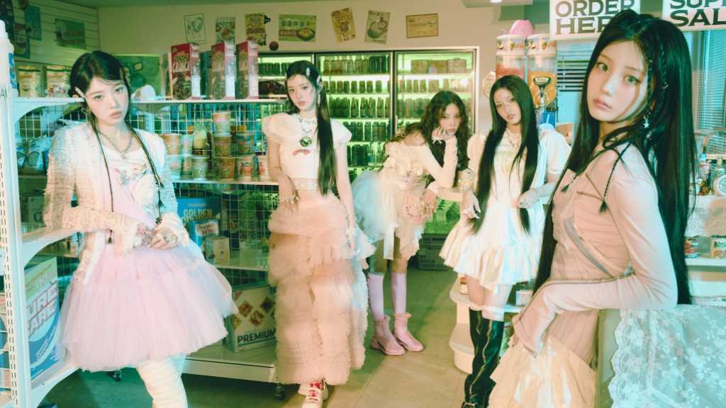 ILLIT、日本1stシングル「時よ止まれ」コンセプトフォトのNight Outバージョンを公開