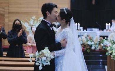 女優チェ・ソンヒョン、新郎と甘いキスも…幸せに満ちた挙式の様子を公開「運命のカップル」（動画あり）