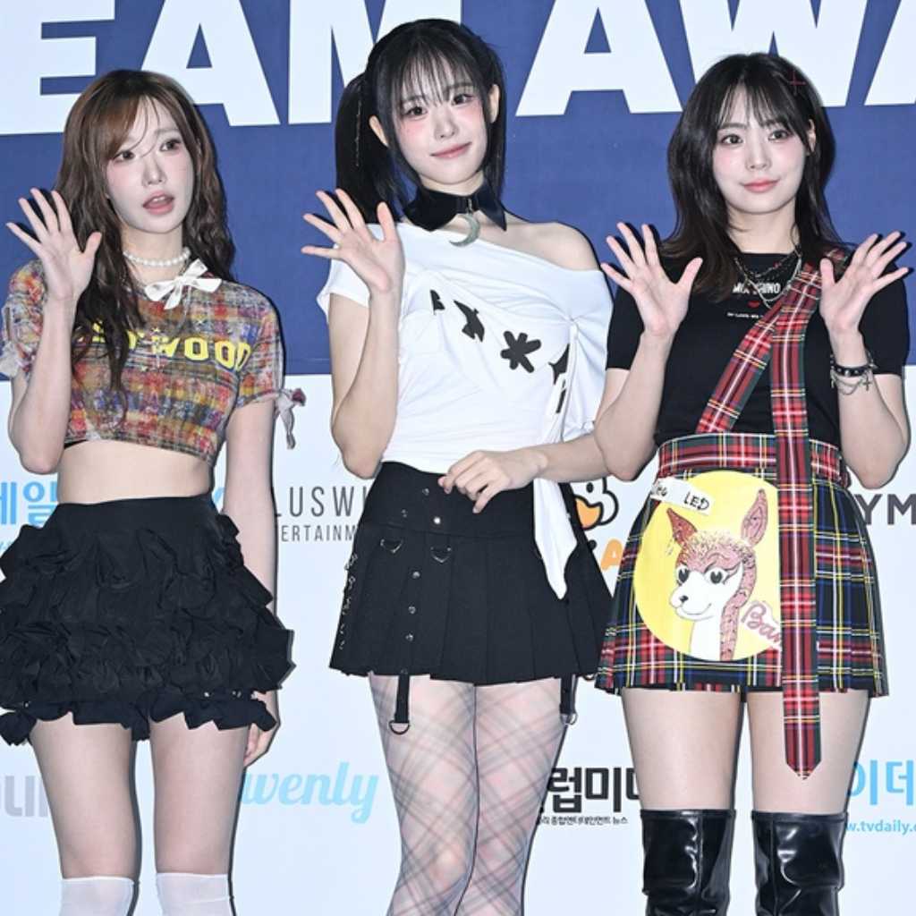 【PHOTO】QWER「2025 K-WORLD DREAM AWARDS」ブルーカーペットに登場