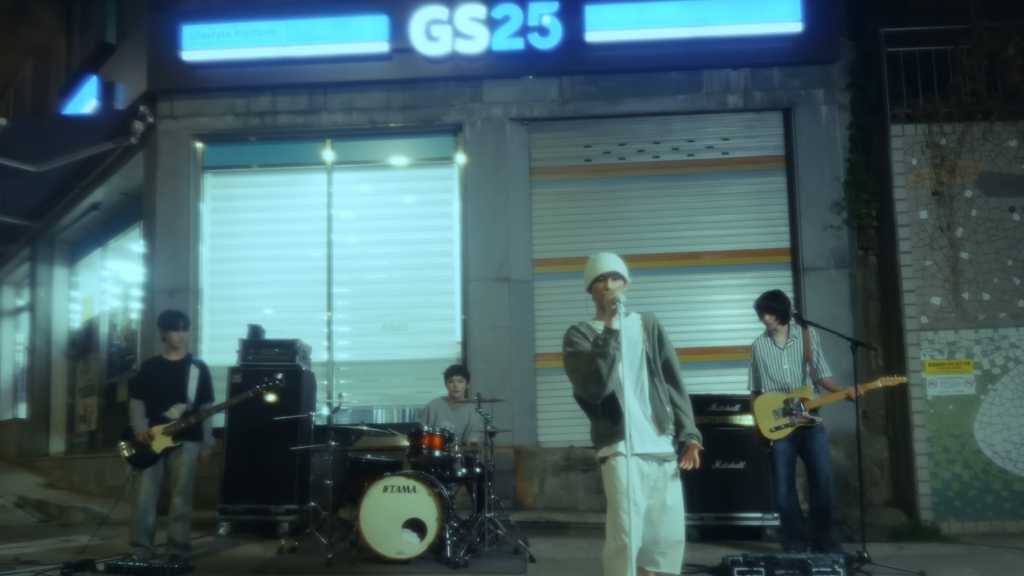 AxMxP、新曲「24 Hours」MV公開…明け方のコンビニ前でバンドパフォーマンス披露