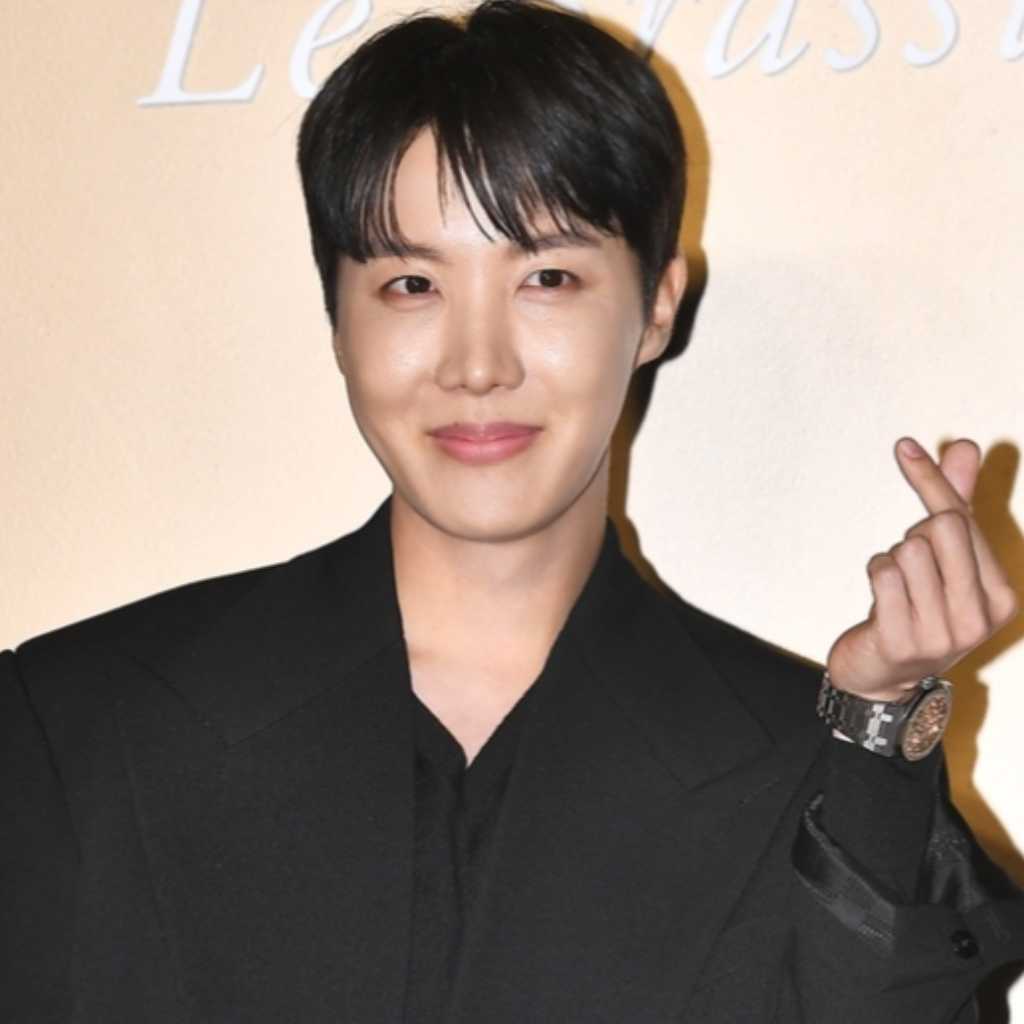BTSのJ-HOPE、除隊から約8ヶ月…所属していた軍部隊をサプライズ訪問！戦友たちとの再会が話題に