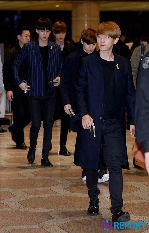 Photo Exo ファンミーティングのため日本へ出国 黄色いリボンを胸につけて Kstyle