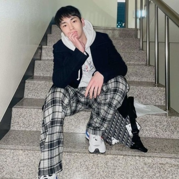 Shinee キー 階段に座って オシャレな雰囲気漂う近況ショットを公開 Kstyle