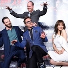 【PHOTO】映画「アベンジャーズ2」監督＆出演俳優たち、訪韓記者会見に出席“迫力満点のポーズ”