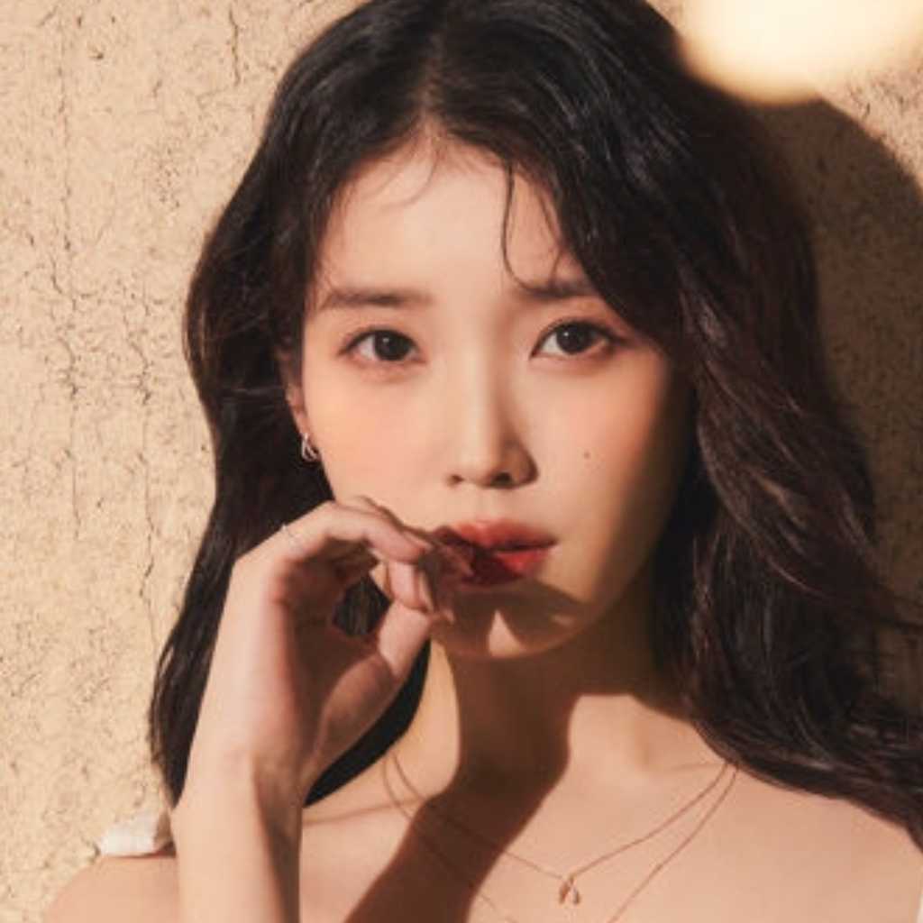IU、ジュエリーブランド「J․ESTINA」のグラビアで抜群の美しさをアピール！