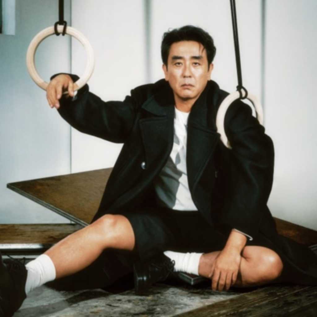 リュ・スンリョン、中年サラリーマンの苦労を表現!?シュールなグラビアが話題「多くの人に共感してほしい」