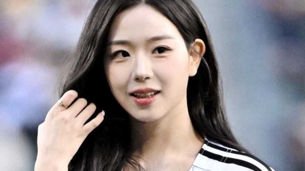 【PHOTO】tripleS キム・チェヨン、始球式で見事な投球を披露…ちいかわのユニフォームで登場