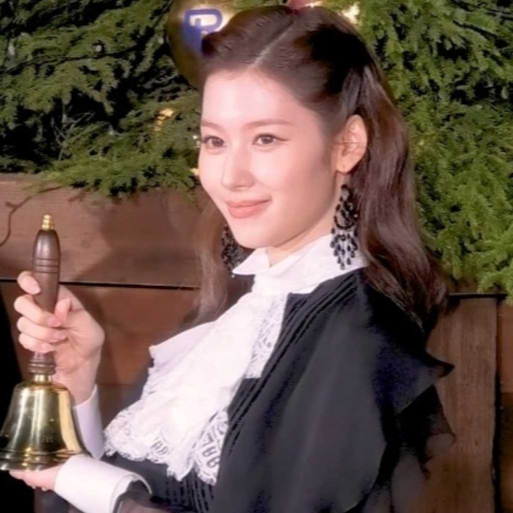 【REPORT】TWICE サナ、東京に降臨!美背中きわだつ黒ドレスで登場…メンバーとの日常エピソードも(フル動画)