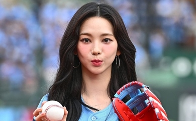 PHOTO】aespaのKARINA、始球式に登場…圧倒的な美貌 - Kstyle 