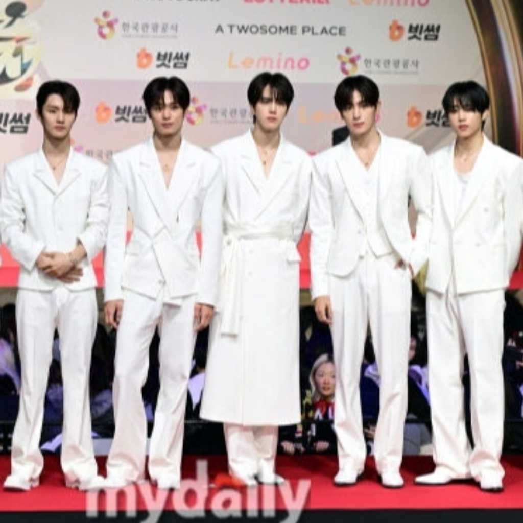 【PHOTO】THE BOYZ「2025 SBS歌謡大典」レッドカーペットに登場