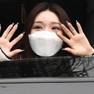 【PHOTO】I.O.I出身キム・チョンハ、ラジオ番組の収録を終えて帰宅…車内から挨拶（動画あり）