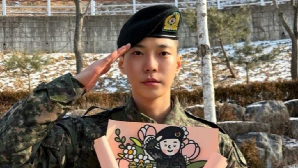 NCT ドヨン、基礎軍事訓練を終えファンに報告…凛々しい近況ショットも