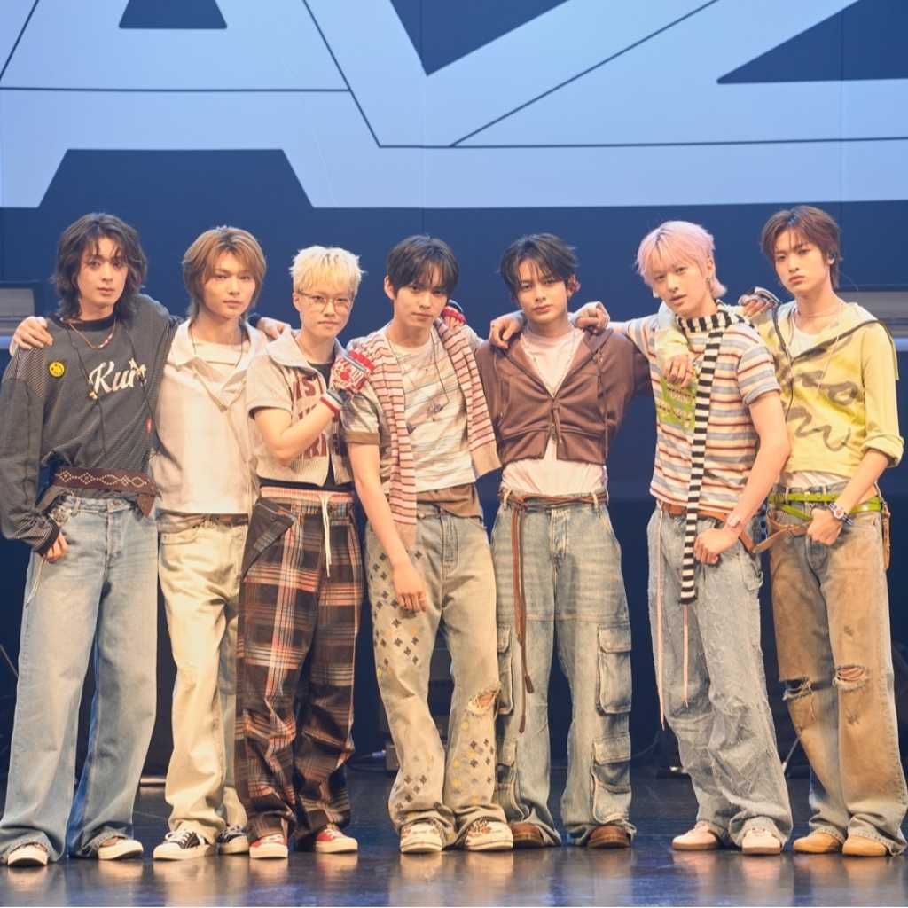 NAZE、日本ショーケースで魅力あふれるパフォーマンス！中村倫也ら共演者からの熱いサプライズメッセージも