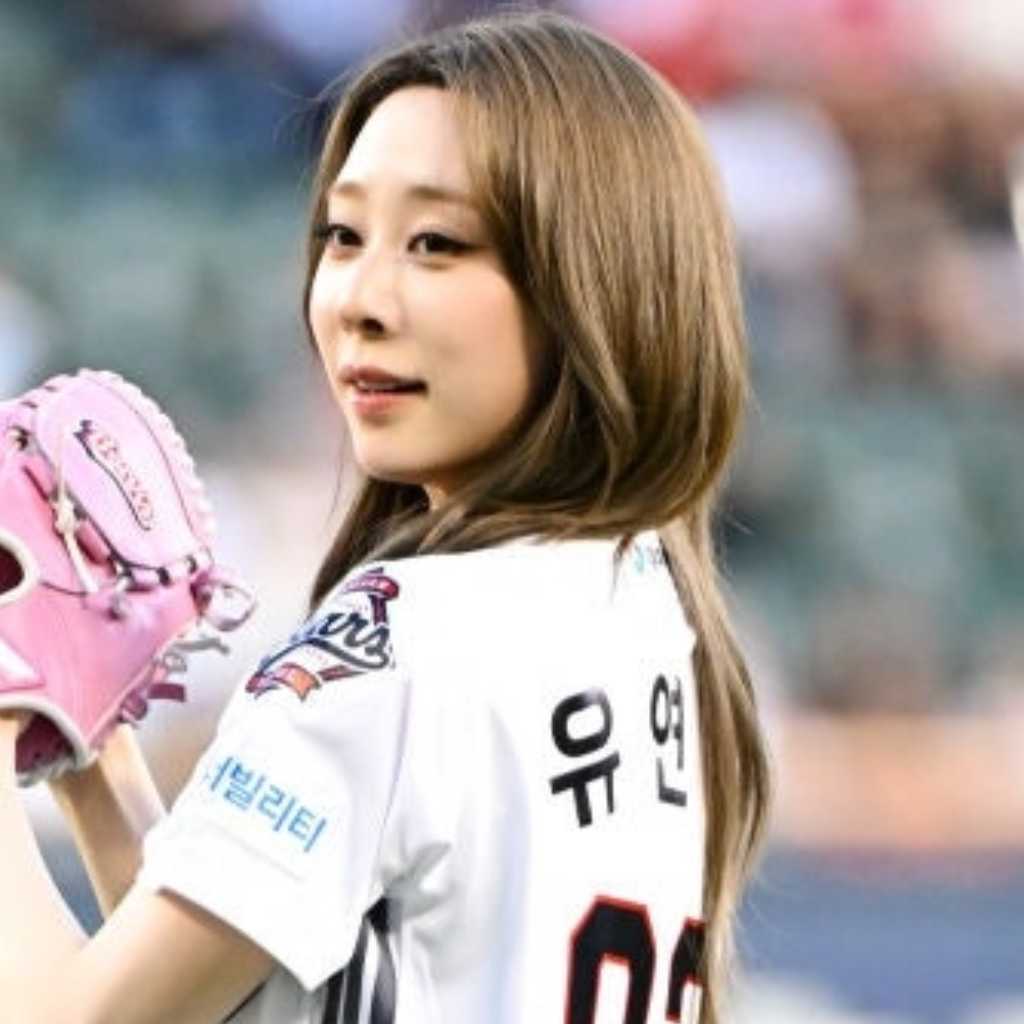 【PHOTO】宇宙少女 ヨンジョン、始球式に登場…美しいユニフォーム姿