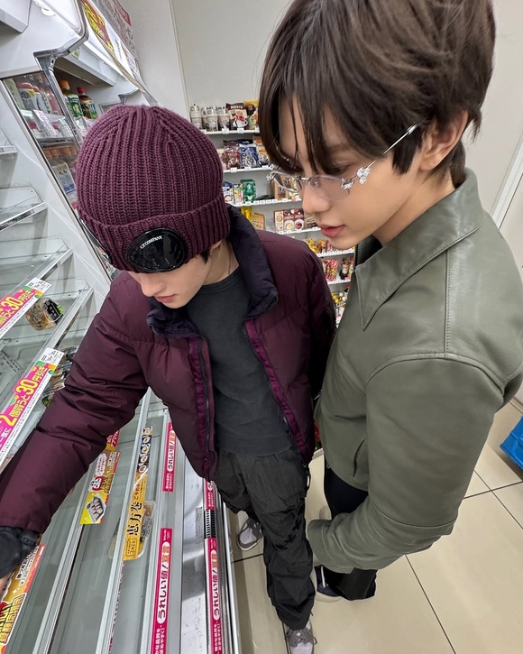 RIIZEメンバー、日本のコンビニで買い物！真剣に商品を選ぶ姿も - Kstyle