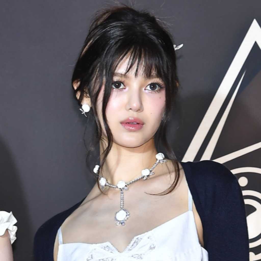 NewJeans ダニエル、日本イベントにADORスタッフと参加…金髪ショート姿が話題