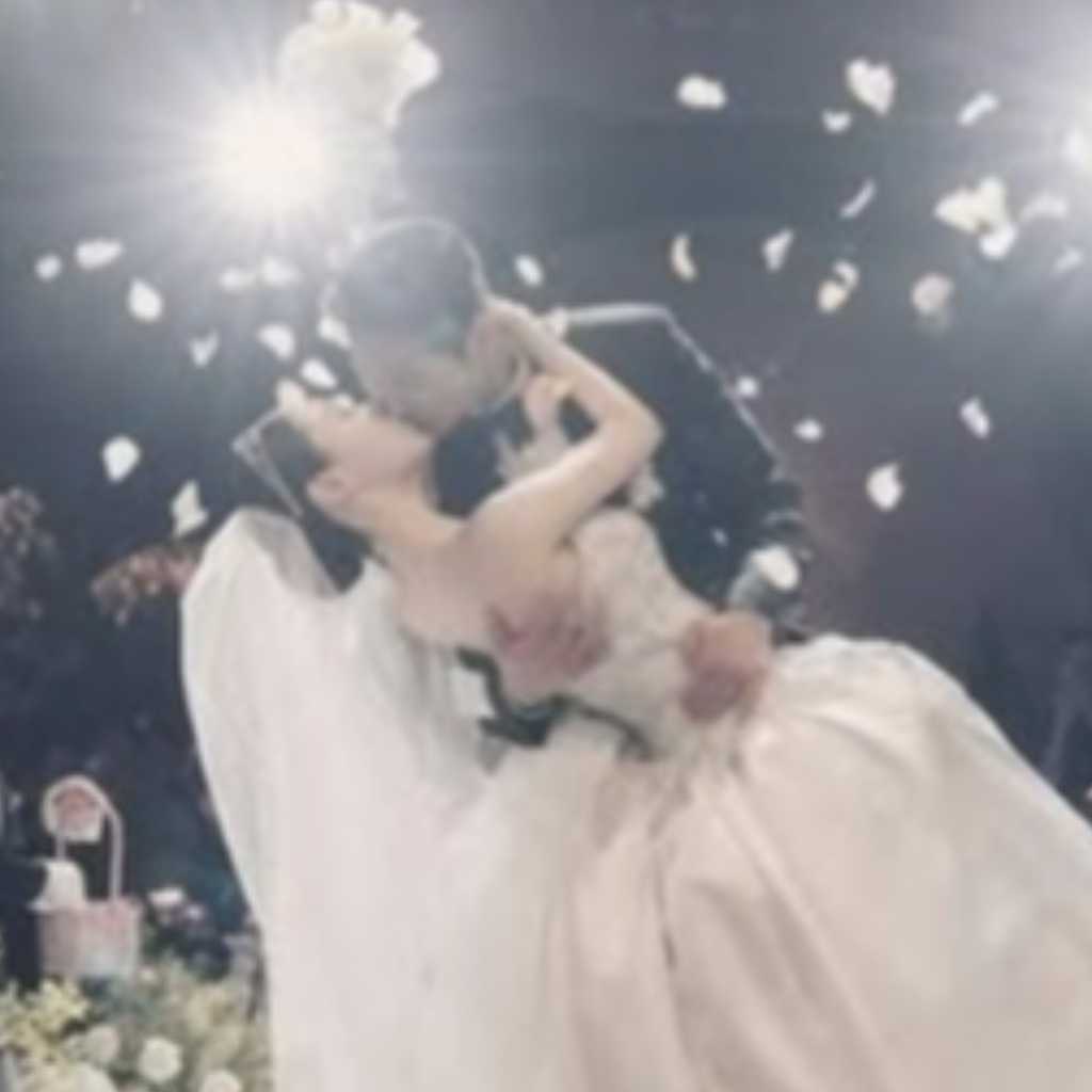 ファヨン、幸せあふれる結婚式の写真を公開!夫とのキス動画も