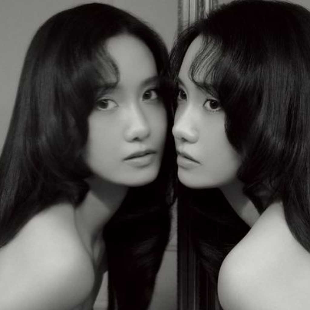 少女時代 ユナ、強烈な眼差しとポーズ…「W KOREA」表紙モデルを飾る