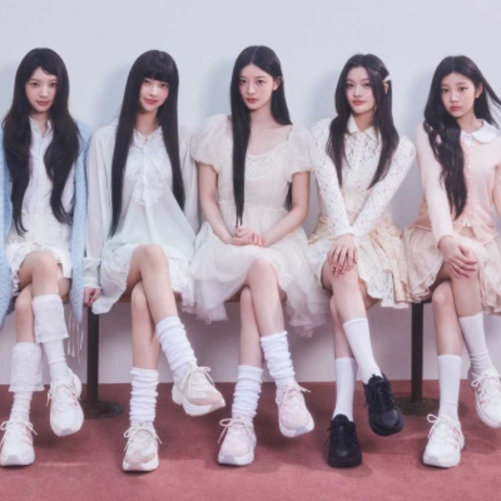 ILLIT、トレンドの厚底スタイルを披露!FILA新作モデルのビジュアル・ムービー公開