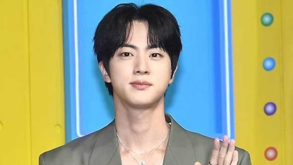 BTS ジン、選挙の投票所に訪れた近況がキャッチ…ファンや報道陣に向けて挨拶も