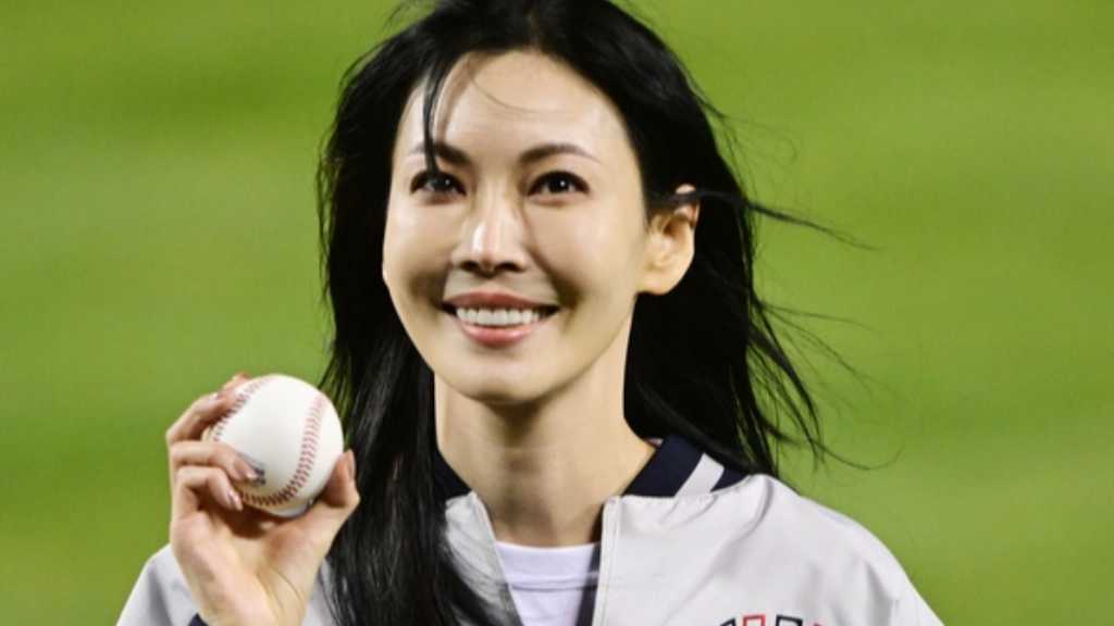 【PHOTO】キム・ソヨン、始球式に登場…美しい投球フォーム