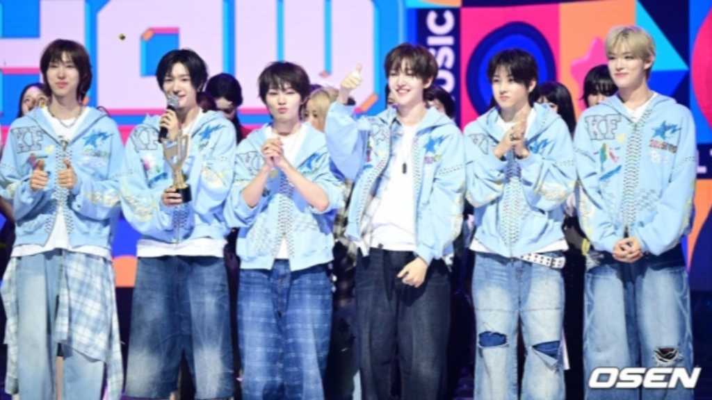 【PHOTO】KickFlip、4/15放送の「SHOW CHAMPION」で1位を獲得！