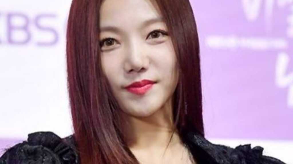 イ・チェヨン、映画監督デビュー！ソンフンら出演の「バンカー」台本読み合わせ現場を公開