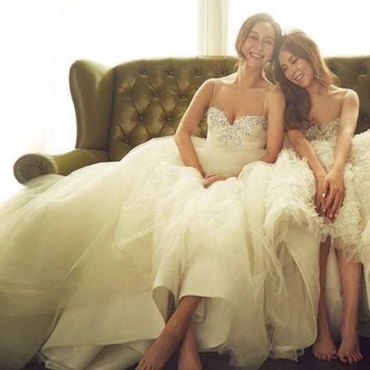 キム ジヒョン チェ リナ 美しい花嫁たち 親友同士のウェディンググラビア公開 Kstyle