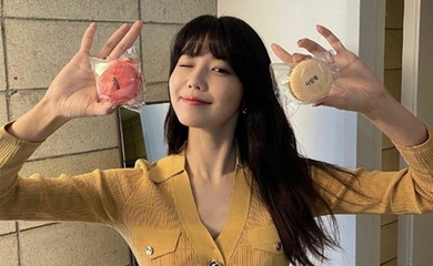 少女時代 スヨン マカロンを両手にポーズ 愛らしいウィンクショットを公開 Kstyle