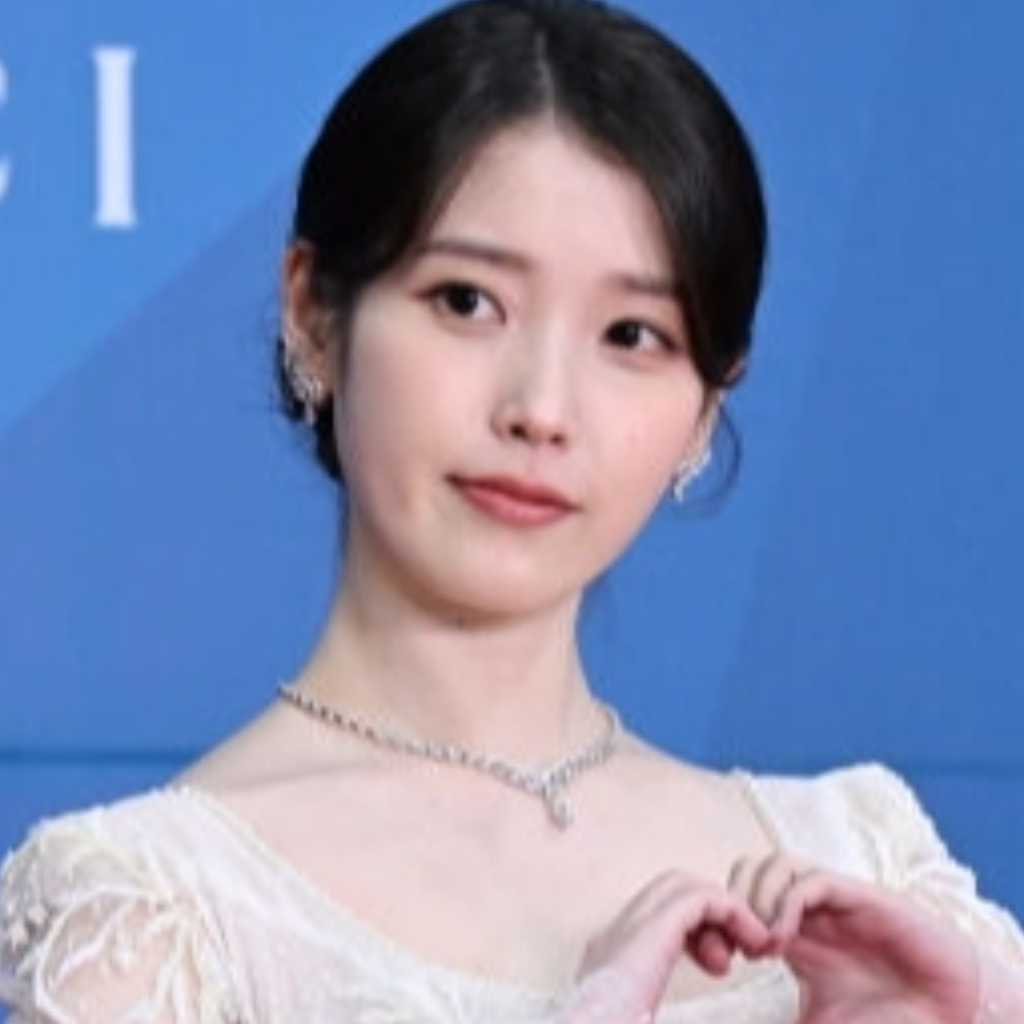 IU、収録曲「四角の夢」予告映像を公開…「マインクラフト」の世界観に注目