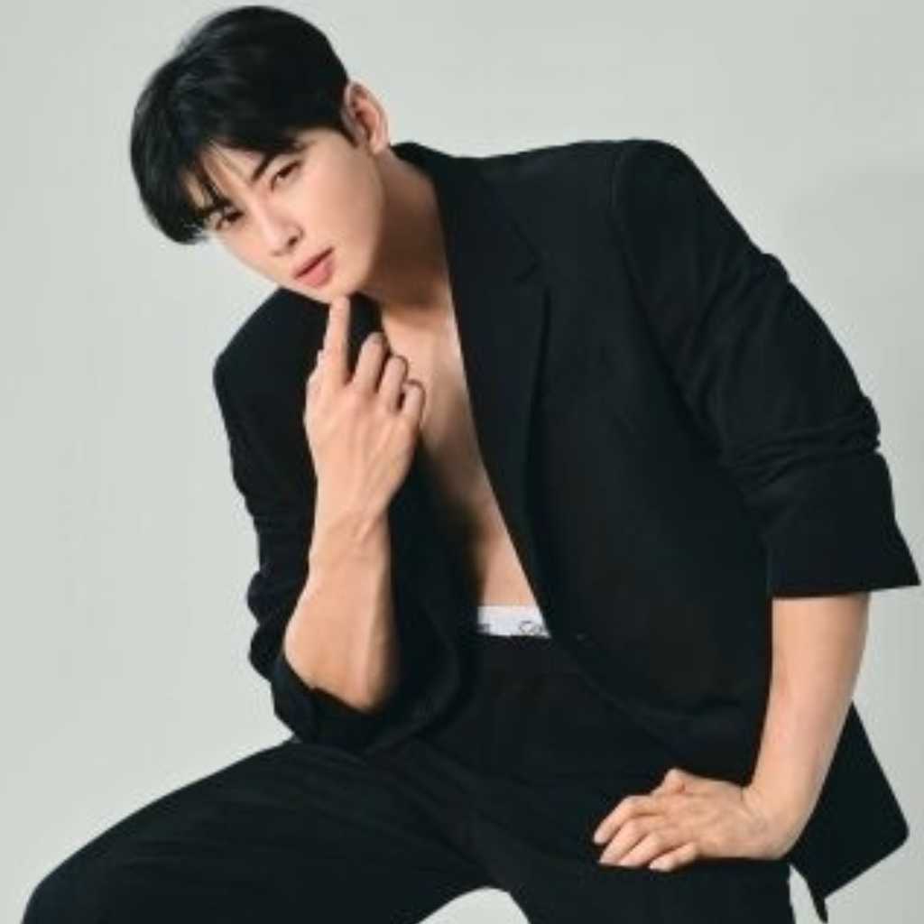 ASTRO チャウヌ、引き締まった腹筋を公開！彫刻のような顔立ちで魅力をアピール