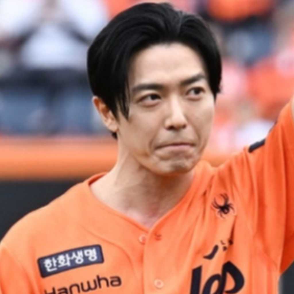 【PHOTO】キム・ジェウク、始球式に登場…力強いポーズ