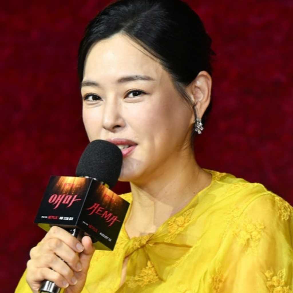 イ・ハニ、ふっくらお腹で会見に登場「予定日は来週…今日は出てこないと思って」