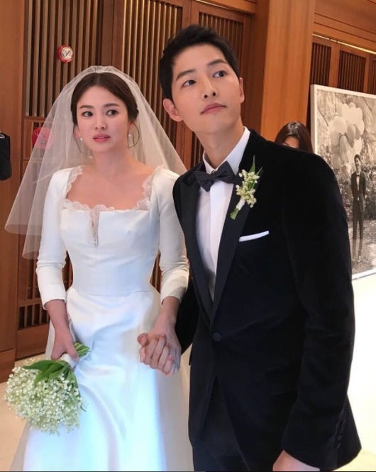 ソン ジュンギ ソン ヘギョ 手をつないだ結婚式の写真が公開 新婦をリードする新郎 Kstyle