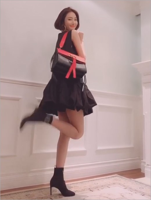コ ジュニ バルーンスカート姿でキュートなポーズを披露 動画あり Kstyle