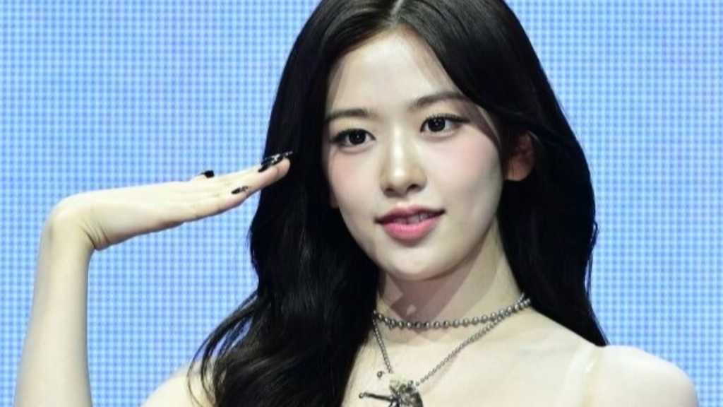 IVE ユジン、膝の負傷により椅子に座ってパフォーマンスも…今後の活動は