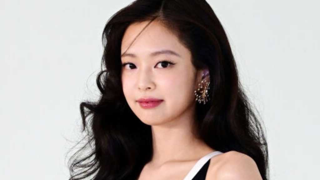 「BLACKPINK ジェニーとコーヒーを飲む」所属事務所を訪問した人気YouTuberに批判殺到・謝罪