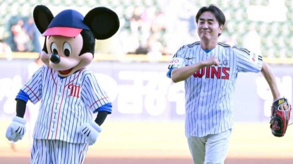 【PHOTO】リュ・スンリョン、ミッキーマウスと始球式に登場！爽やかな笑顔で挨拶