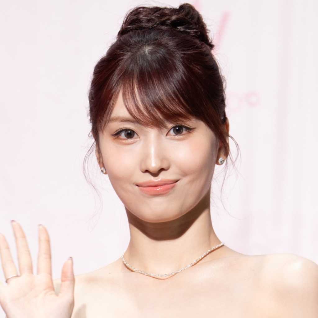 【PHOTO】TWICE モモ、つややかチークの大人っぽメイクで表参道に降臨！美しすぎるデコルテにも注目
